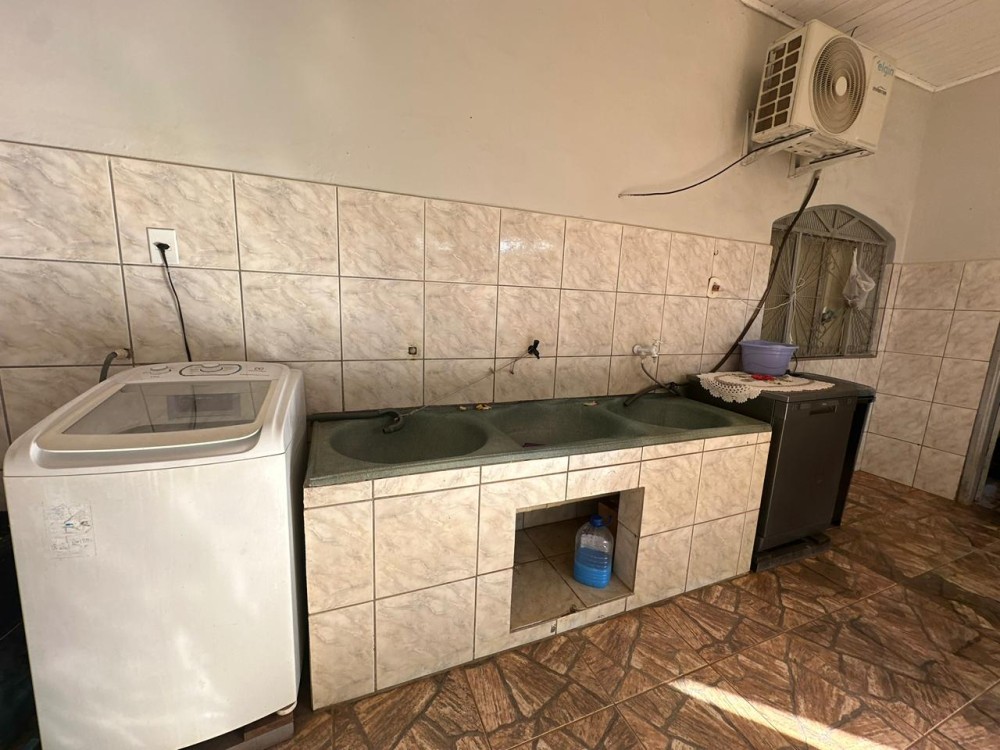 Vende-se imóvel com 3 quartos, piscina e energia solar localizado próximo ao supermercado Barateiro