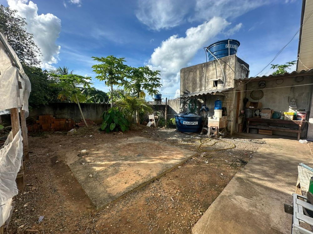 Vende-se imóvel com 3 quartos, piscina e energia solar localizado próximo ao supermercado Barateiro