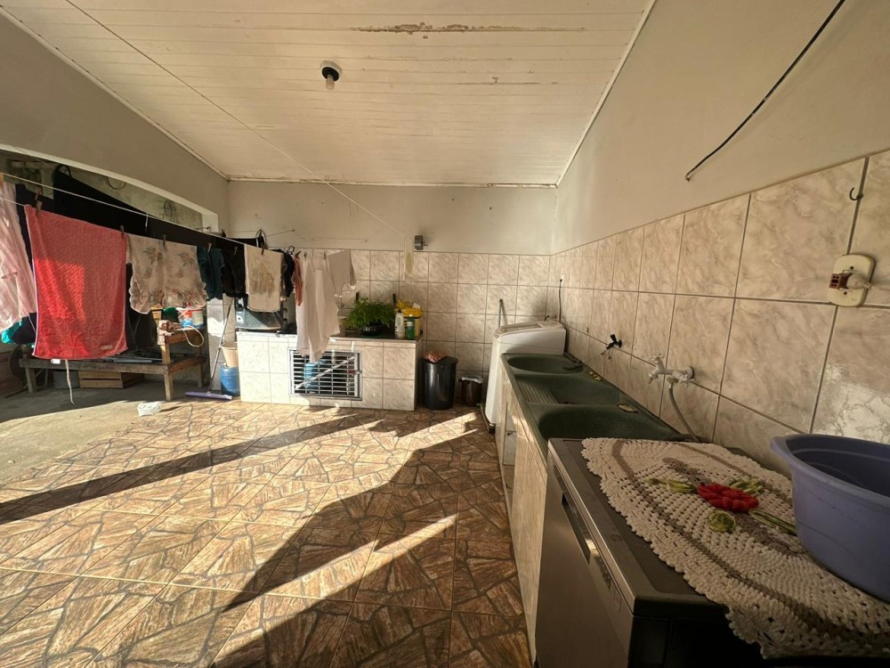 Vende-se imóvel com 3 quartos, piscina e energia solar localizado próximo ao supermercado Barateiro