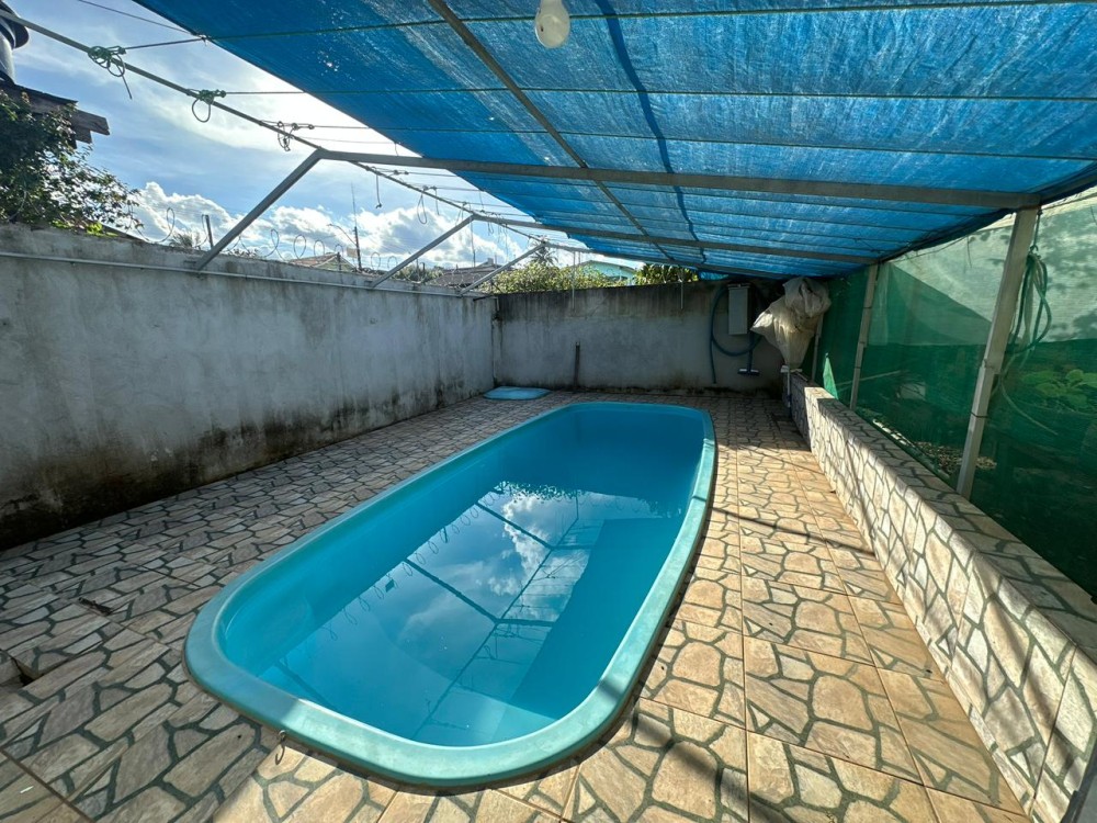 Vende-se imóvel com 3 quartos, piscina e energia solar localizado próximo ao supermercado Barateiro