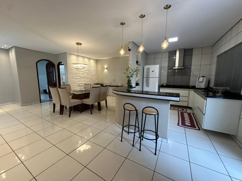 Casa à venda com 4 quartos bem localizada no setor 1 em Jaru