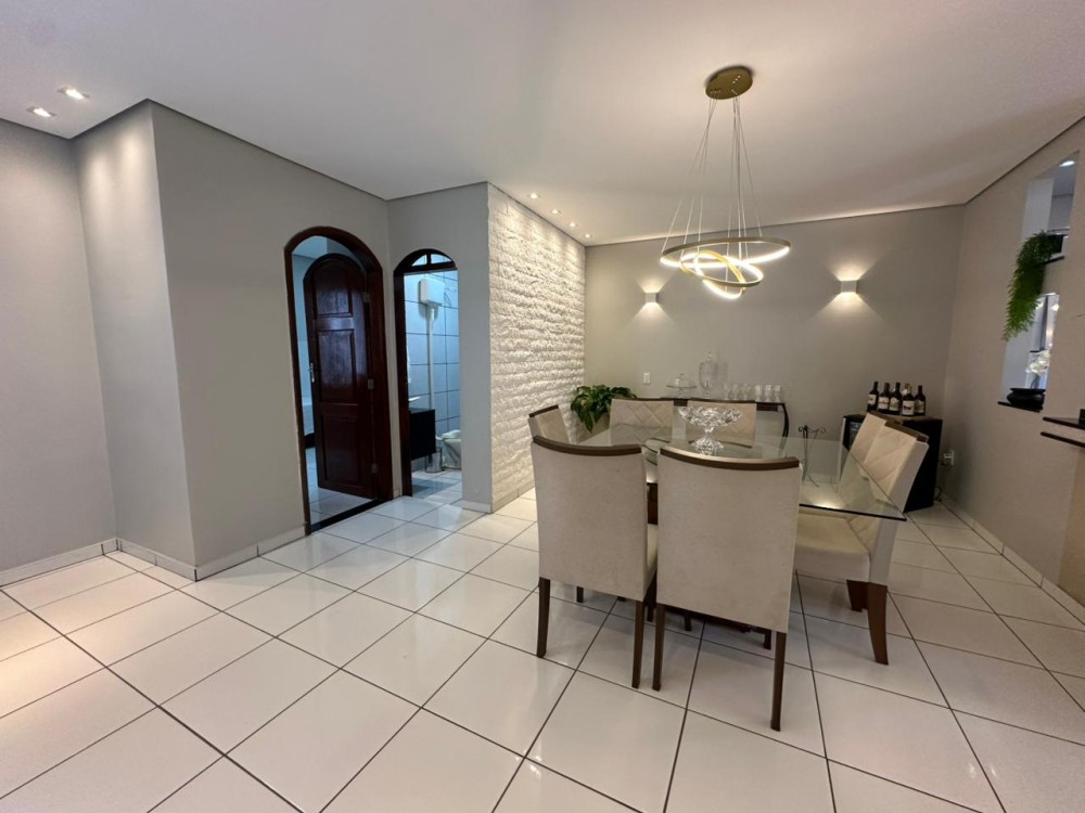 Casa à venda com 4 quartos bem localizada no setor 1 em Jaru