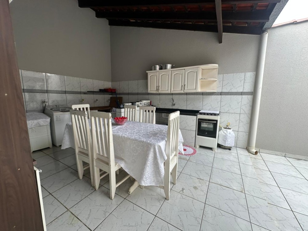 Casa à venda com 4 quartos bem localizada no setor 1 em Jaru