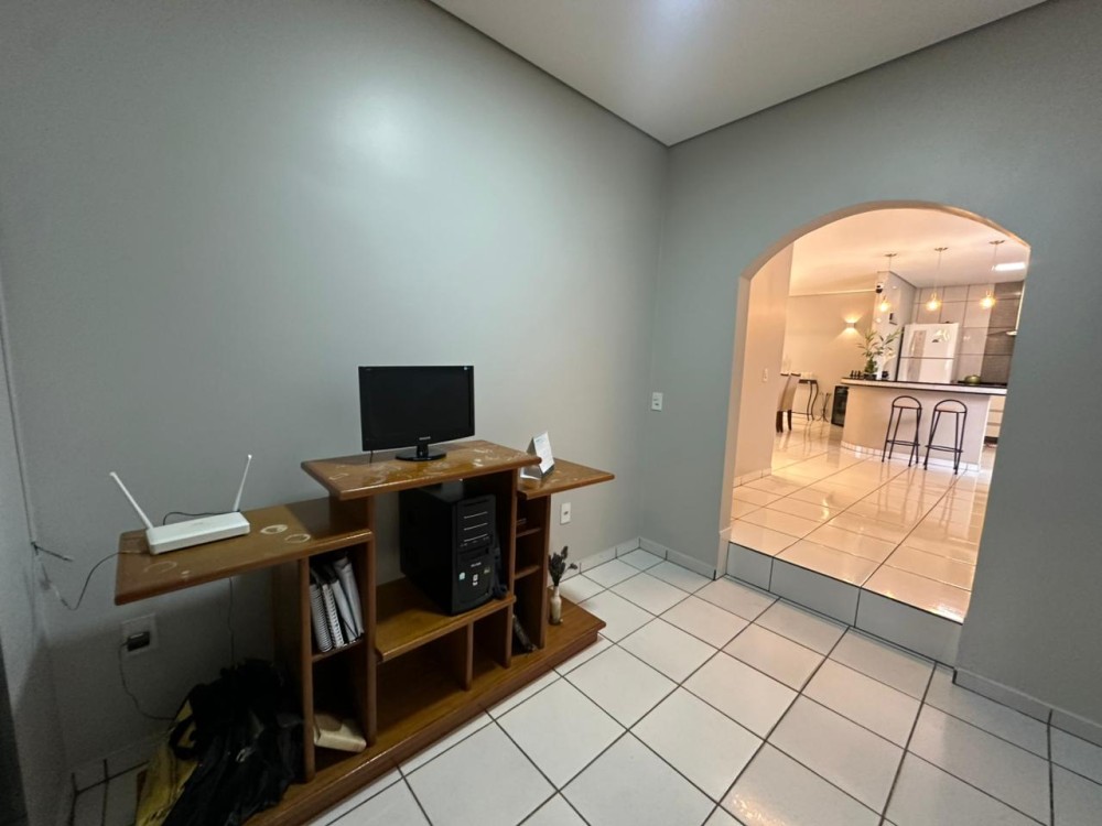 Casa à venda com 4 quartos bem localizada no setor 1 em Jaru