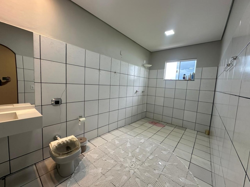 Casa à venda com 4 quartos bem localizada no setor 1 em Jaru