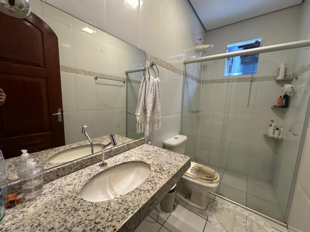 Casa à venda com 4 quartos bem localizada no setor 1 em Jaru