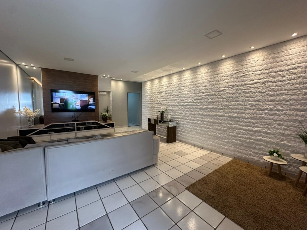 Casa à venda com 4 quartos bem localizada no setor 1 em Jaru