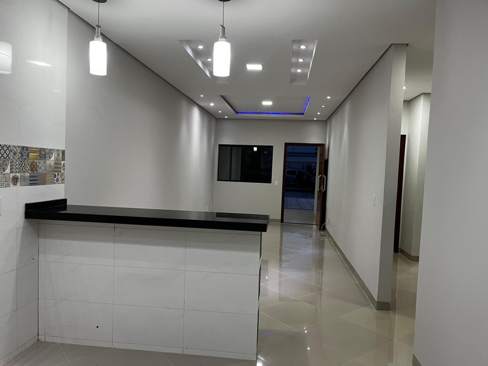 VENDE-SE CASA – 3 QUARTOS – PRÓXIMA AO BANCO DO BRASIL