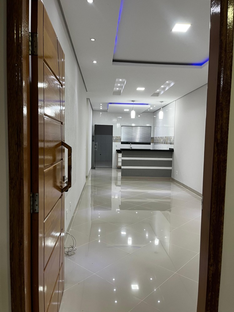 VENDE-SE CASA – 3 QUARTOS – PRÓXIMA AO BANCO DO BRASIL