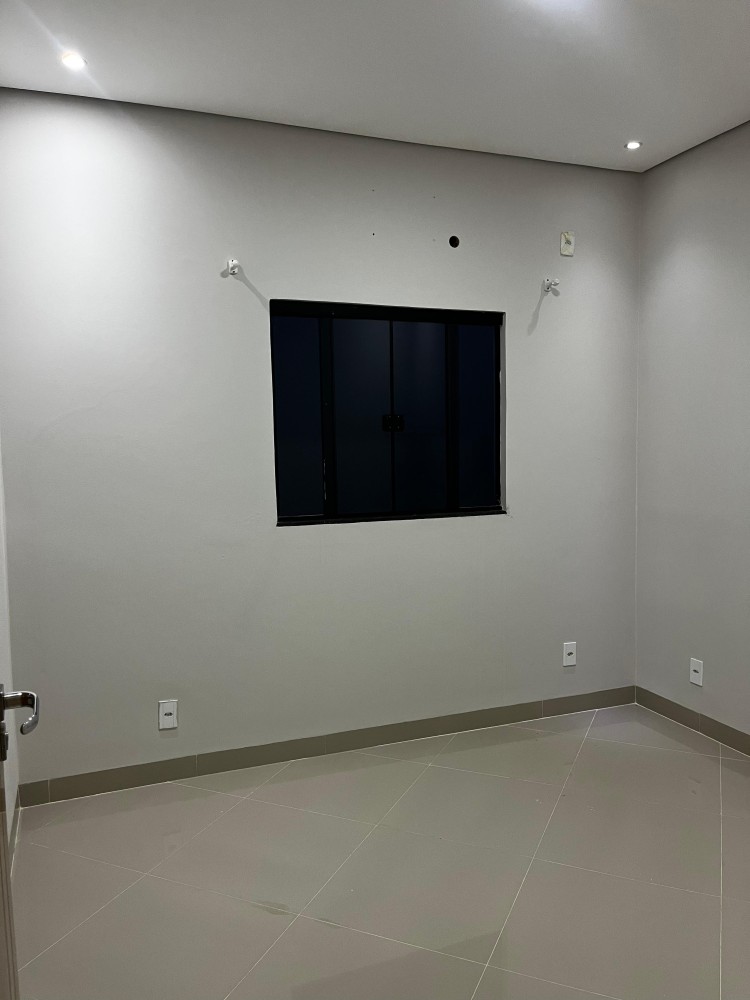 VENDE-SE CASA – 3 QUARTOS – PRÓXIMA AO BANCO DO BRASIL