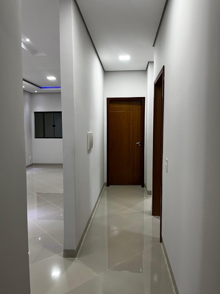 VENDE-SE CASA – 3 QUARTOS – PRÓXIMA AO BANCO DO BRASIL