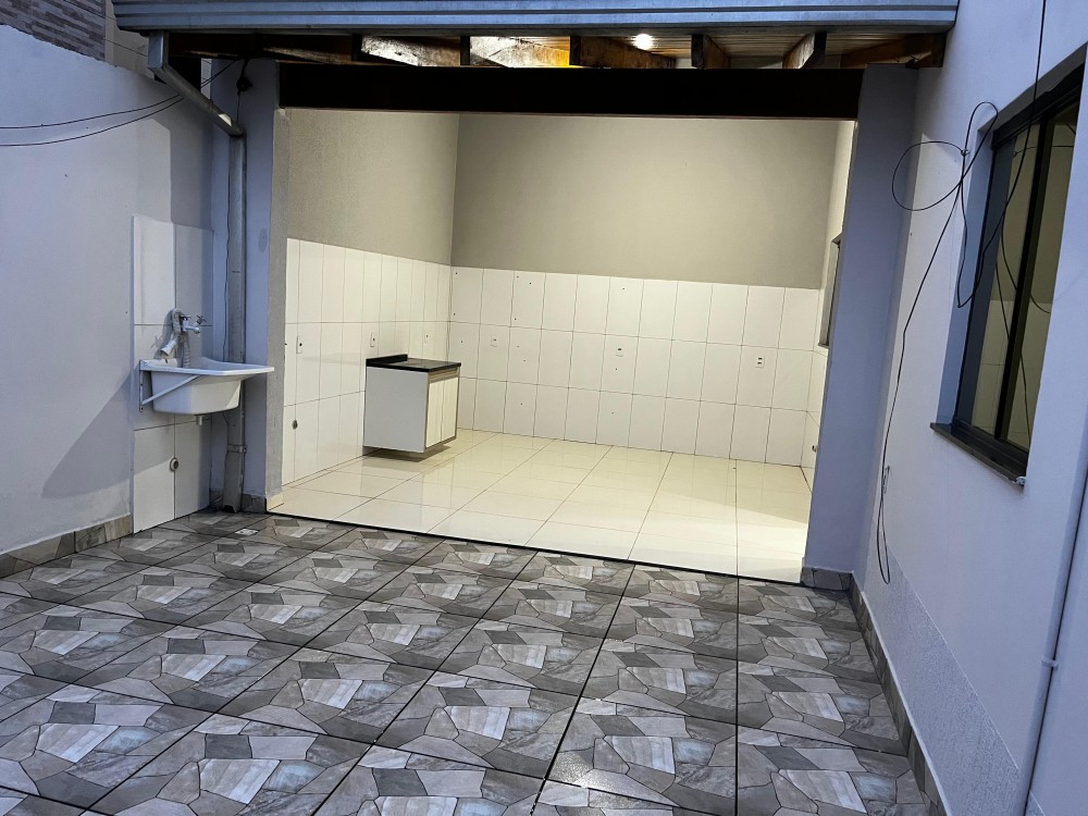 VENDE-SE CASA – 3 QUARTOS – PRÓXIMA AO BANCO DO BRASIL