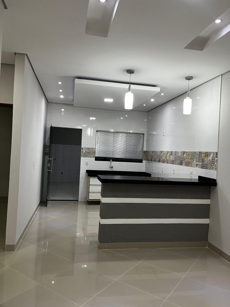 VENDE-SE CASA – 3 QUARTOS – PRÓXIMA AO BANCO DO BRASIL