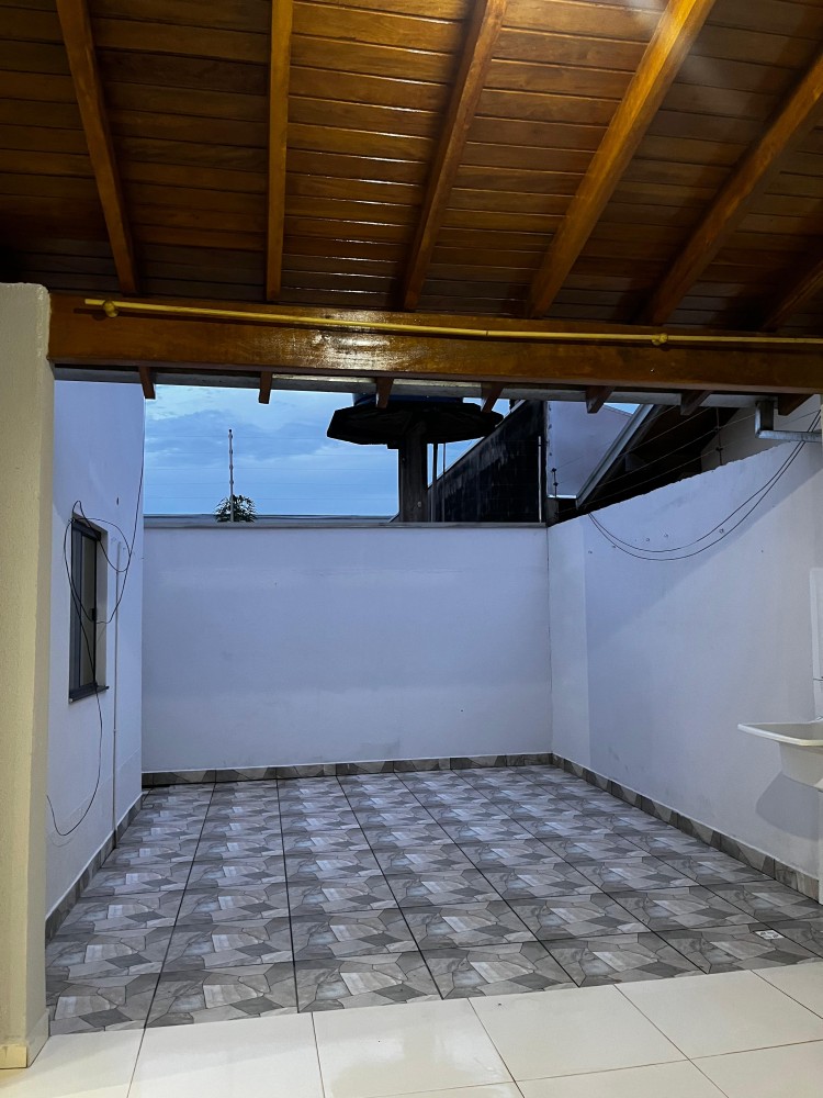 VENDE-SE CASA – 3 QUARTOS – PRÓXIMA AO BANCO DO BRASIL