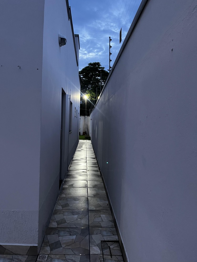 VENDE-SE CASA – 3 QUARTOS – PRÓXIMA AO BANCO DO BRASIL