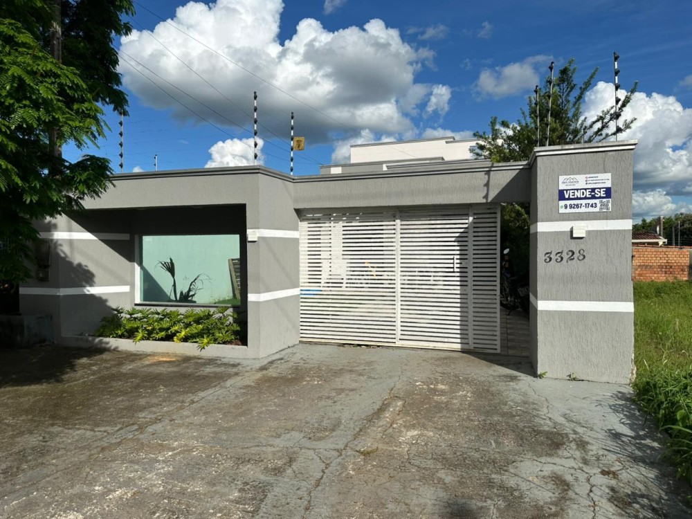 VENDE-SE CASA – 3 QUARTOS – PRÓXIMA AO BANCO DO BRASIL