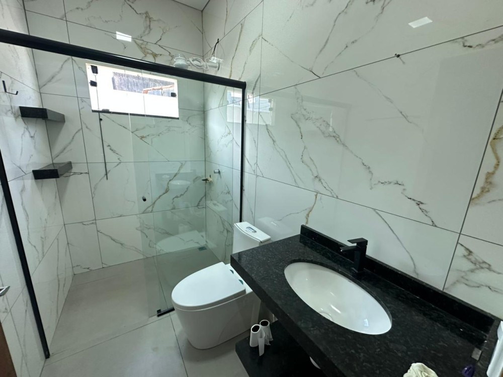 ALUGA-SE CASA COM 3 QUARTOS AO LADO DO IG CENTRO COMERCIAL